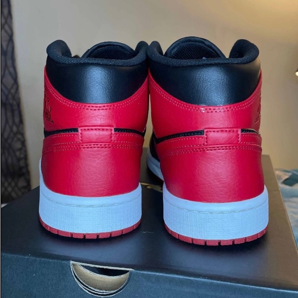 AIR JORDAN 1 Mid Banned Us M 9.5 - Picture 4 of 8